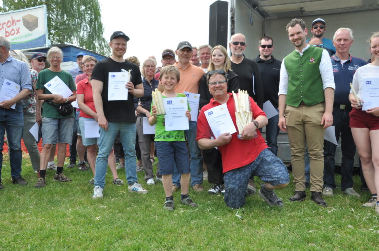 IC-Segler Claudius Junge bei der Siegerehrung mit dem vollgefüllten Spargel- Siegerpokal.