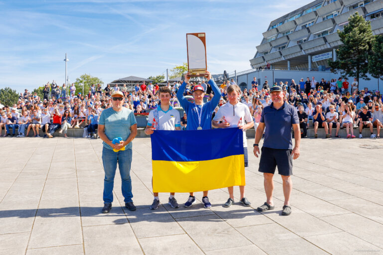 Erfolg mit Tränen in den Augen: Die ukrainischen ILCA-Segler dominierten das Geschehen fernab ihrer umkämpften Heimat in ihren Klassen. Foto: segel-bilder.de