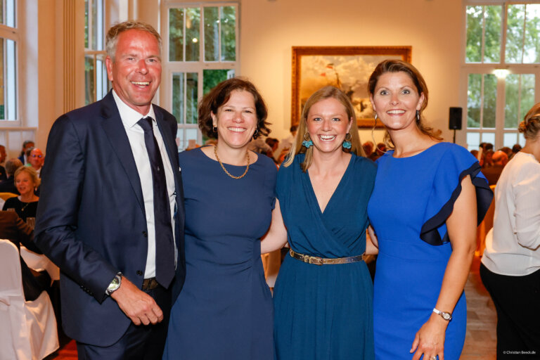 Dirk Ramhorst mit Kristina Herbst, Emily Penn und Kristin Recke (v.l.). Foto: Christian Beeck