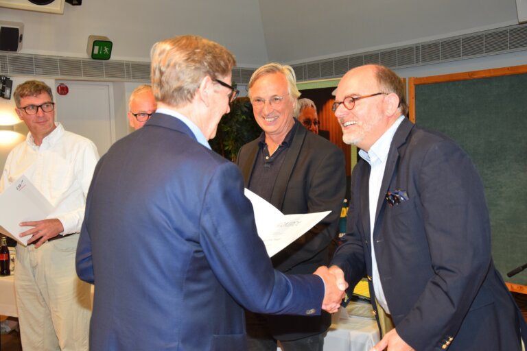LSV-Präsident Hans-Jakob Tiessen gratuliert Jan-Dirk Tenge zur Auszeichnung mit der Silbernen Ehrennadel. Foto: Stefan Arlt/Landessportverband SH