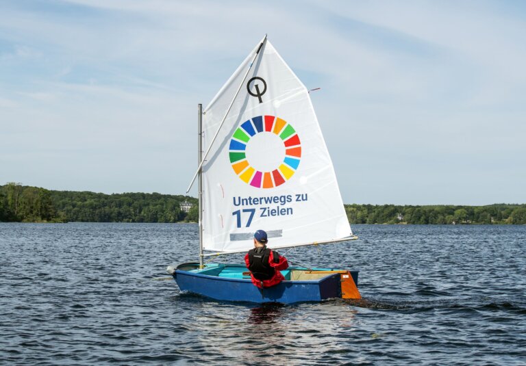 Mit dem Blick auf den bunten Kreis im Segel, der die 17 Nachhaltigkeitsziele der Vereinten Nationen symbolisiert, werden die Kinder der SVMG stets an die Ziele erinnert. Foto: RENN nord