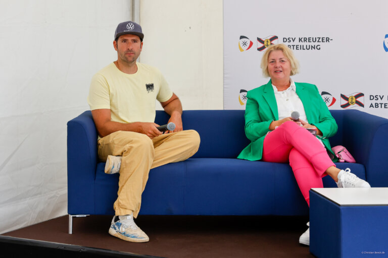 Kiels Stadtpräsidentin Bettina Aust und Surf-Landestrainer Vincent Langer bildeten eine Gesprächsrunde beim Segel-Frühstück zur Kieler Woche. Foto: Christian Beeck