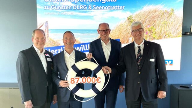 Übergabe der Spende der VR Bank an die DLRG und die DGzRS