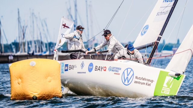 Eine J/70 segelte um eine Boje.