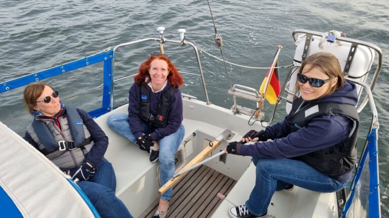 Drei Frauen im Cockpit einer Yacht