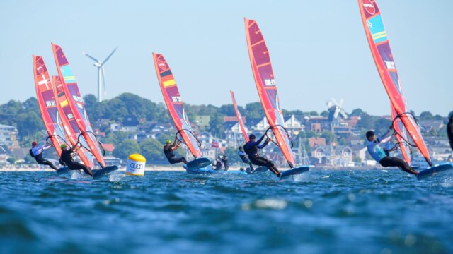 iQFoil-Surfer vor Laboe