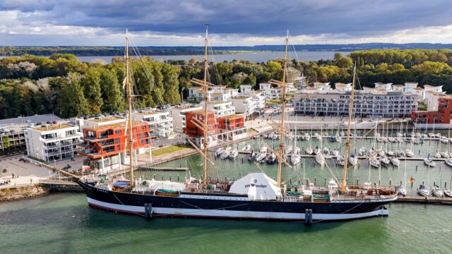 Die Viermastbark "Passat" vor dem Hafen in Travemünde