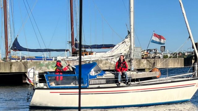 Eine Yacht fährt durch den Hafen