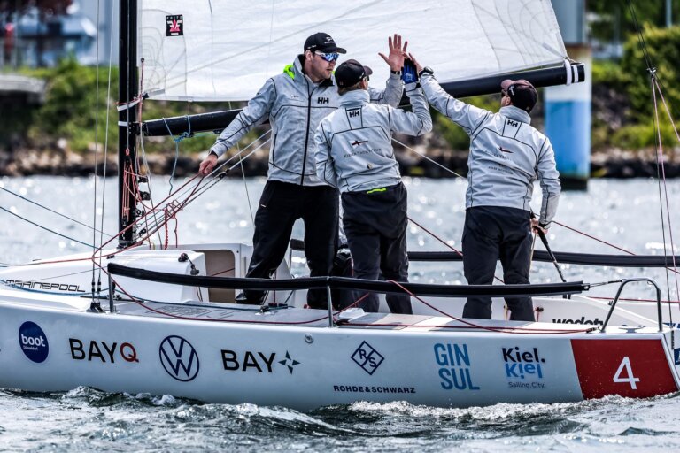 Die Mannschaft des Kieler YC klatscht ab