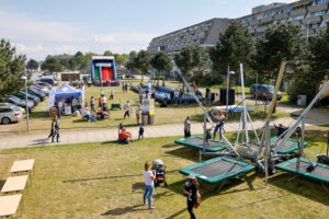 Ein Spielareal auf der Wiese im Olympiazentrum