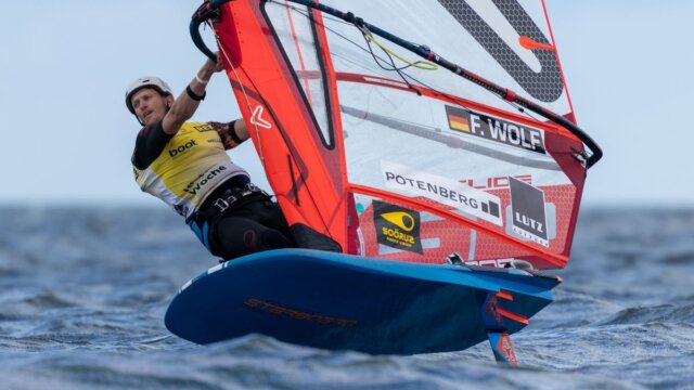 Surfer Fabian Wolf fliegt auf Foils über das Wasser