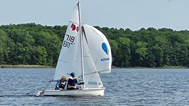 Eine Teeny-Jolle segelt über den Kellersee.
