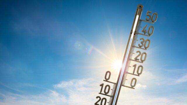 Ein Thermometer in gleißender Sonne