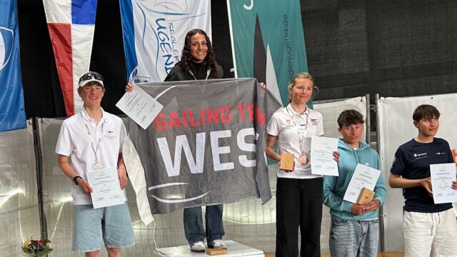 Lachende Sportler auf dem Siegerpodest
