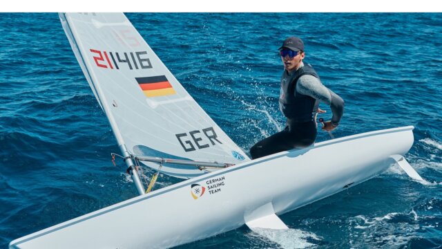 Junger Mann auf einer Segeljolle